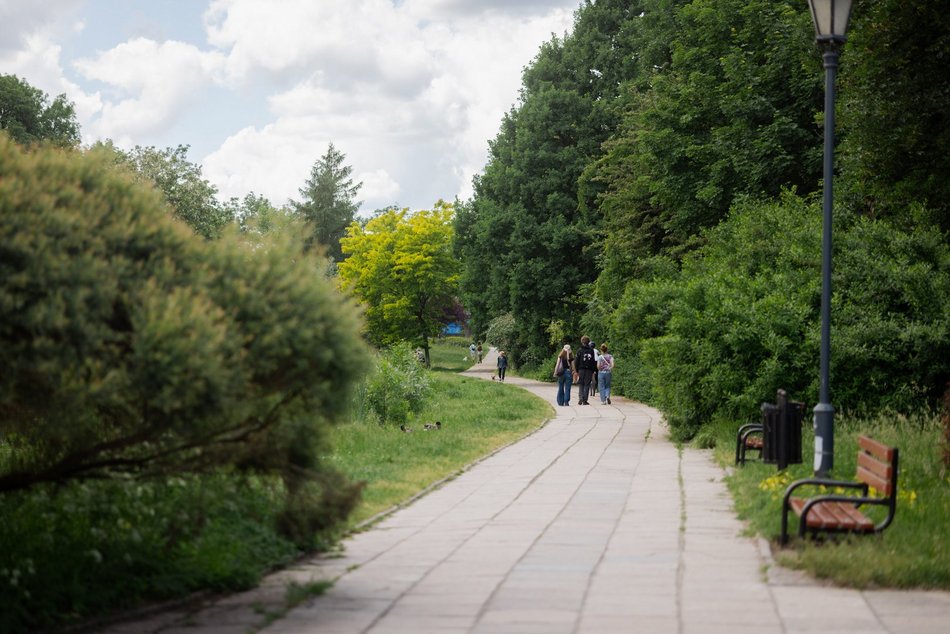 Łódź. Łodzianie spędzają czas wolny w Parku Helenów i Parku Podolskim w Łodzi. Sport i chillout