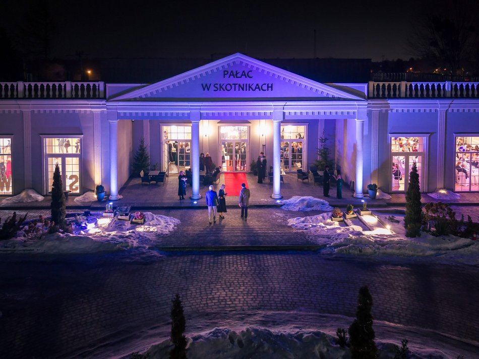 Łódź. Studniówka IV LO w Łodzi. Kreacje, które zapierały dech i radość na twarzach młodzieży