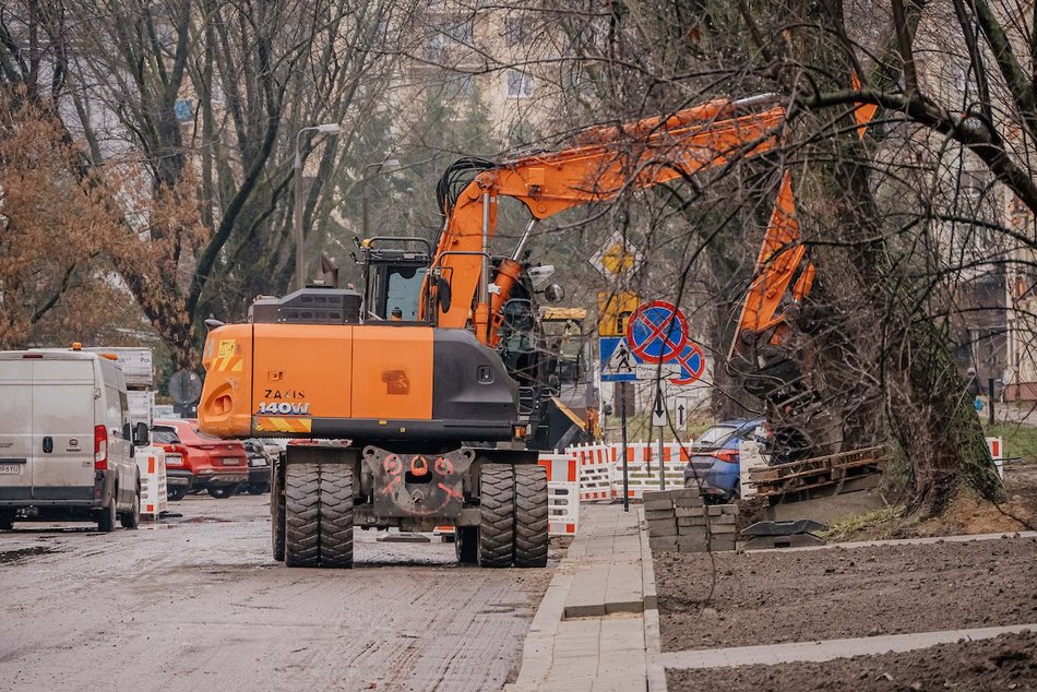 Łódź. Remont Złotniczej w Łodzi. Część chodnika już gotowa, lada dzień nowa jezdnia