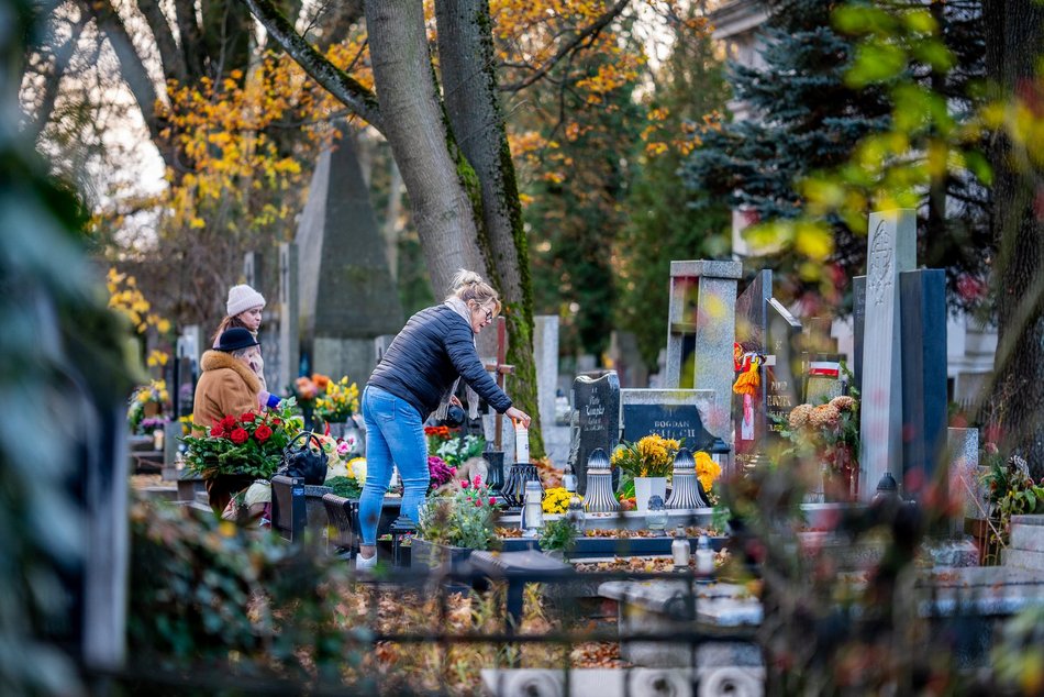 Łodzianie już na Starym Cmentarzu w Łodzi. Tak odwiedzają bliskich