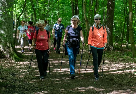 Seniorzy uprawiający nordic walking