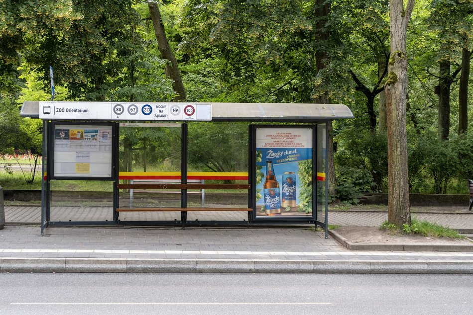 Piętrowy, żółty autobus na ulicach Łodzi