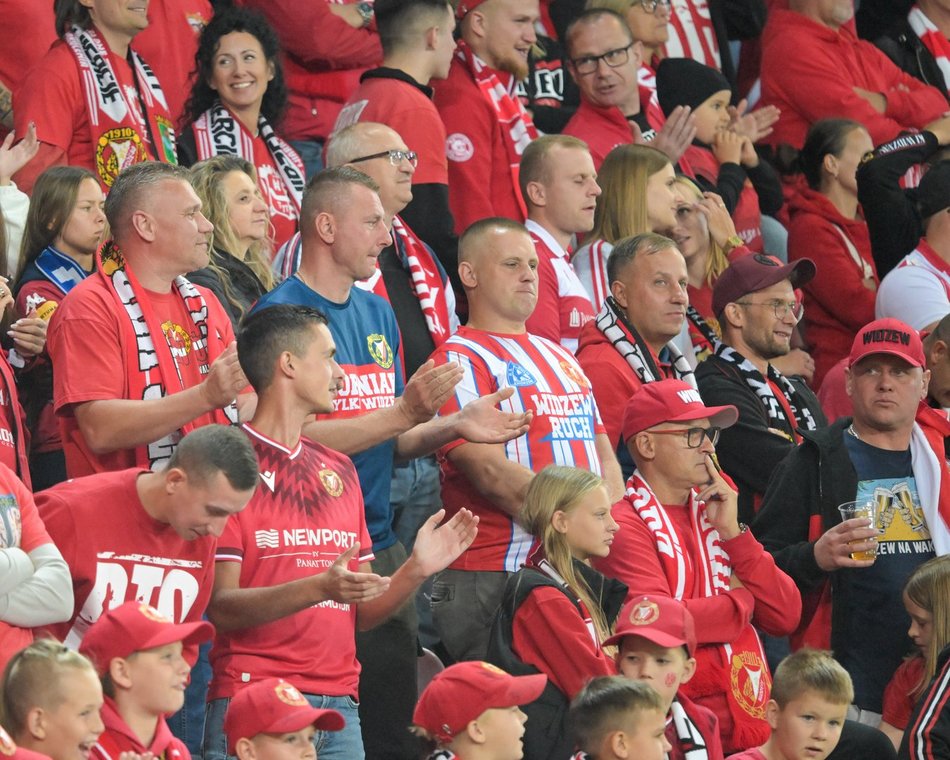 Kibice Widzewa Łódź z Pogonią Szczecin. Byłeś/aś tam? Znajdź się w galerii!