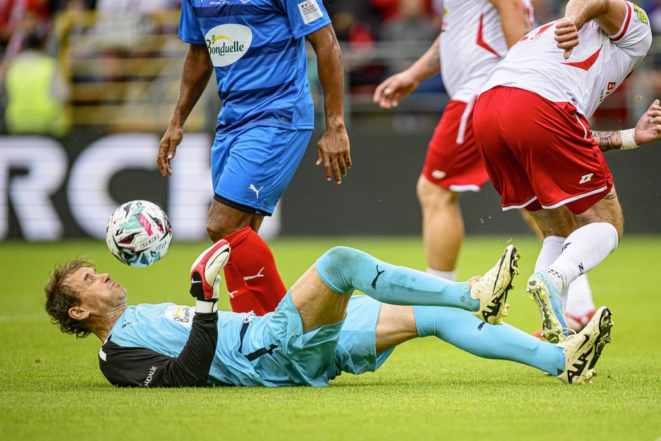 Łódź. Mecz Gwiazd w Łodzi. Na murawie Boniek, Krzynówek, Krychowiak