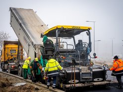 Łódź. Drogowcy układają nową nawierzchnię na Śmigłego-Rydza