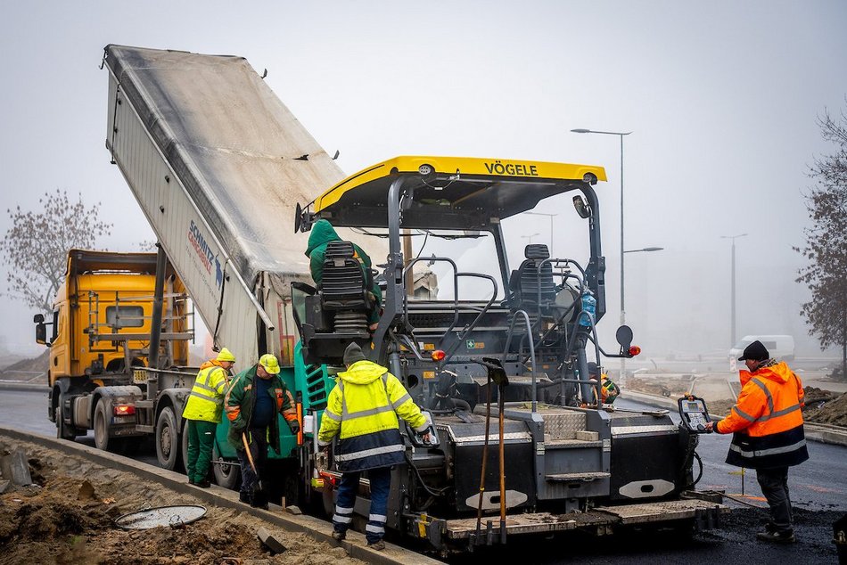 Łódź. Drogowcy układają nową nawierzchnię na Śmigłego-Rydza
