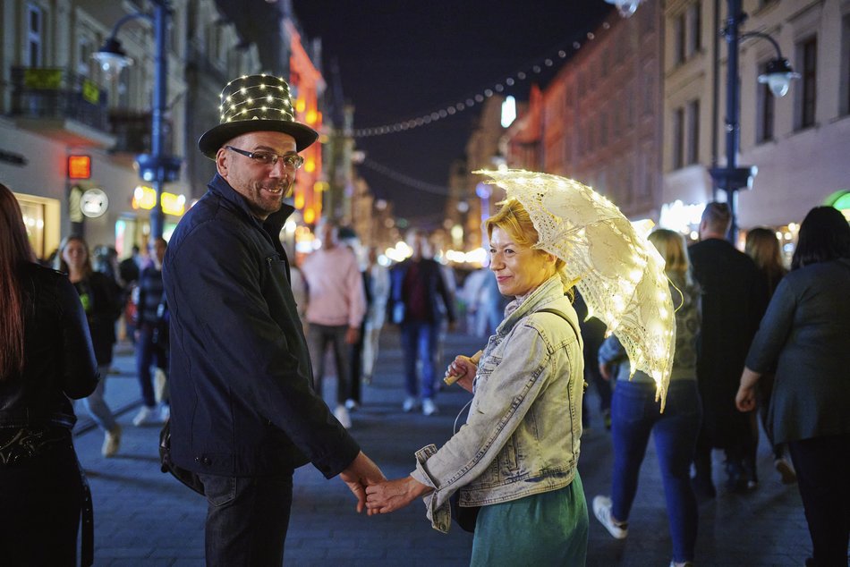 ludzie na festiwalu światła w Łodzi