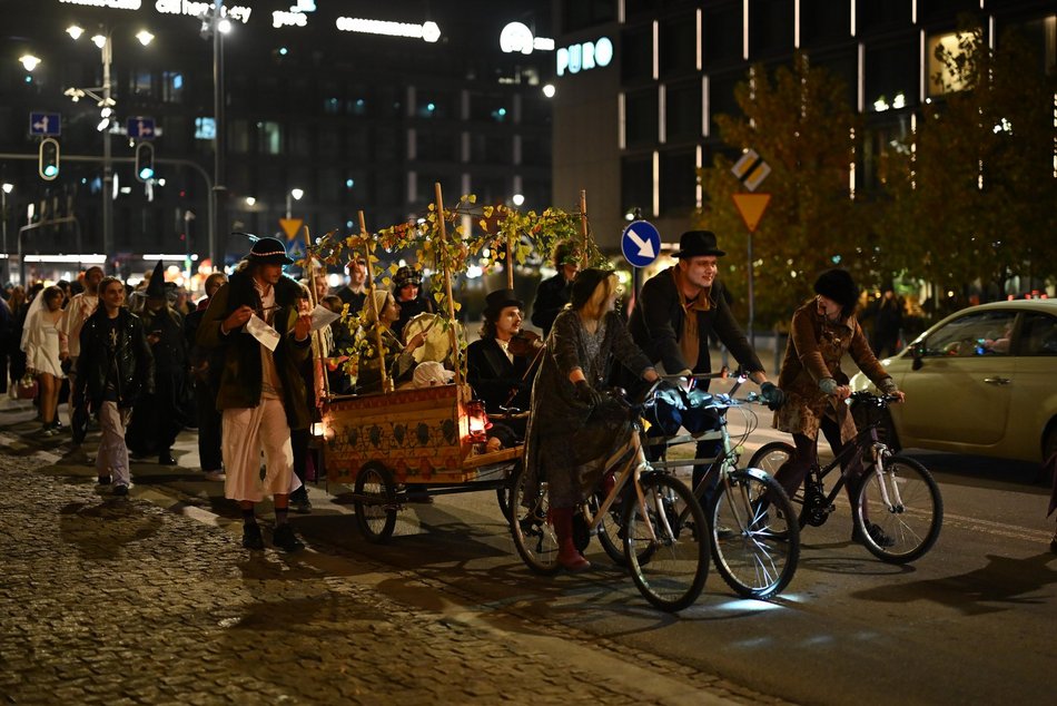 Łódź. Halloweenowa parada przeszła Piotrkowską w Łodzi. Tłumy duchów, czarownic i zombie!