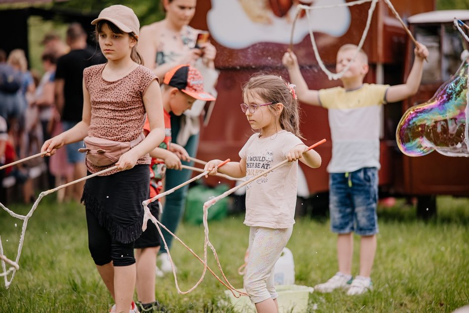 Łódź. Miejski Dzień Dziecka 2025 w Łodzi. Majka Jeżowska, dmuchańce i pokazy [ZDJĘCIA]