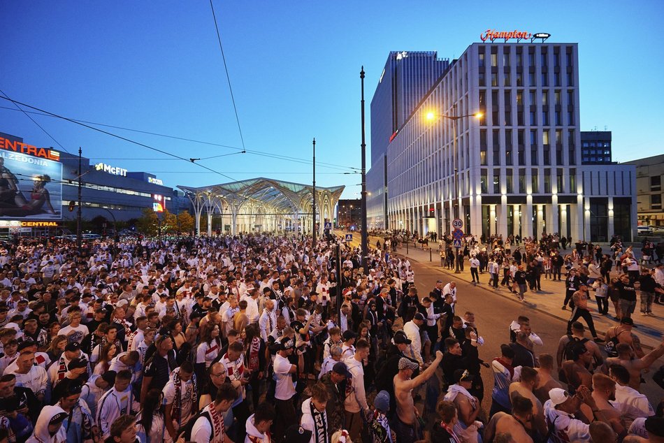 kibice i piłkarze świętują sukces