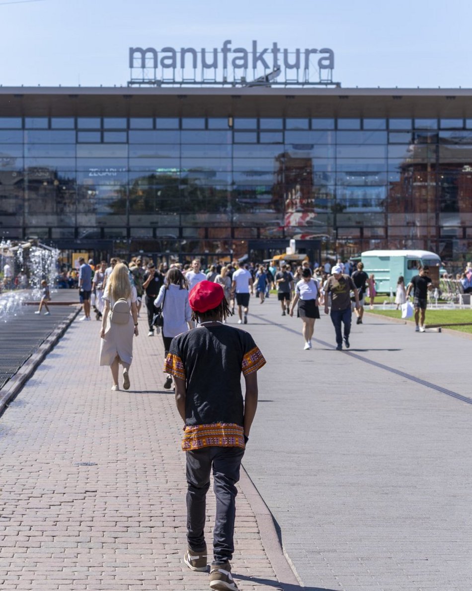 ludzie w centrum miasta