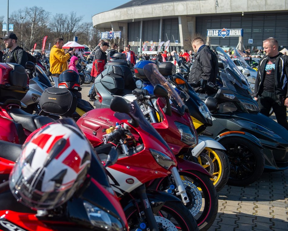 Parada motocyklistów przejechała ulicami Łodzi. Sezon rozpoczęty! Byłeś?