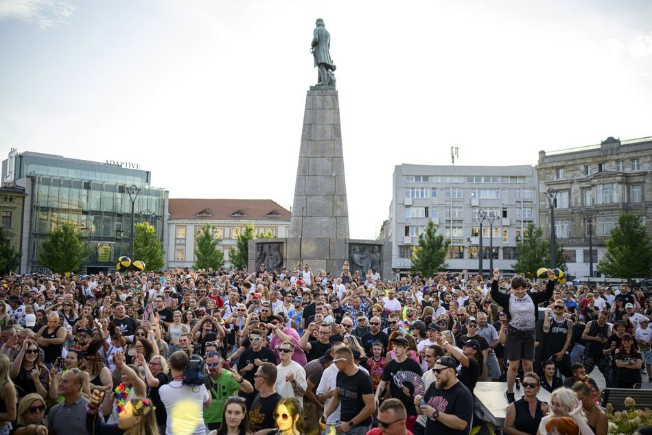 Łódź. Parada Wolności 2025 w Łodzi rozpoczęta. Wielkie tłumy już na samym początku imprezy!