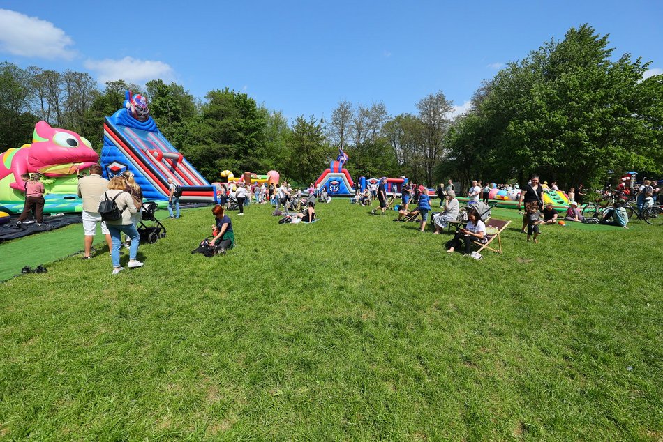 Łódź. Piknik na Młynku w Łodzi. Dmuchańce, alpaki, gigantyczne kręgle i rowery wodne
