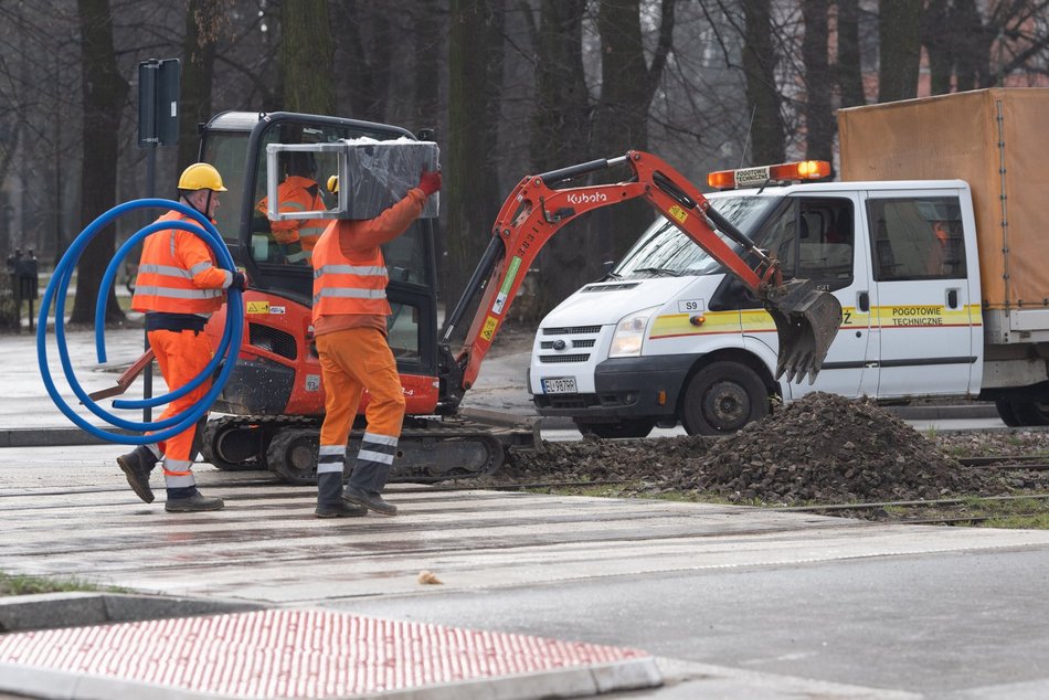 Łódź. Remont torowiska na Placu Niepodległości w Łodzi. Kiedy tramwaje wrócą na Pabianicką?