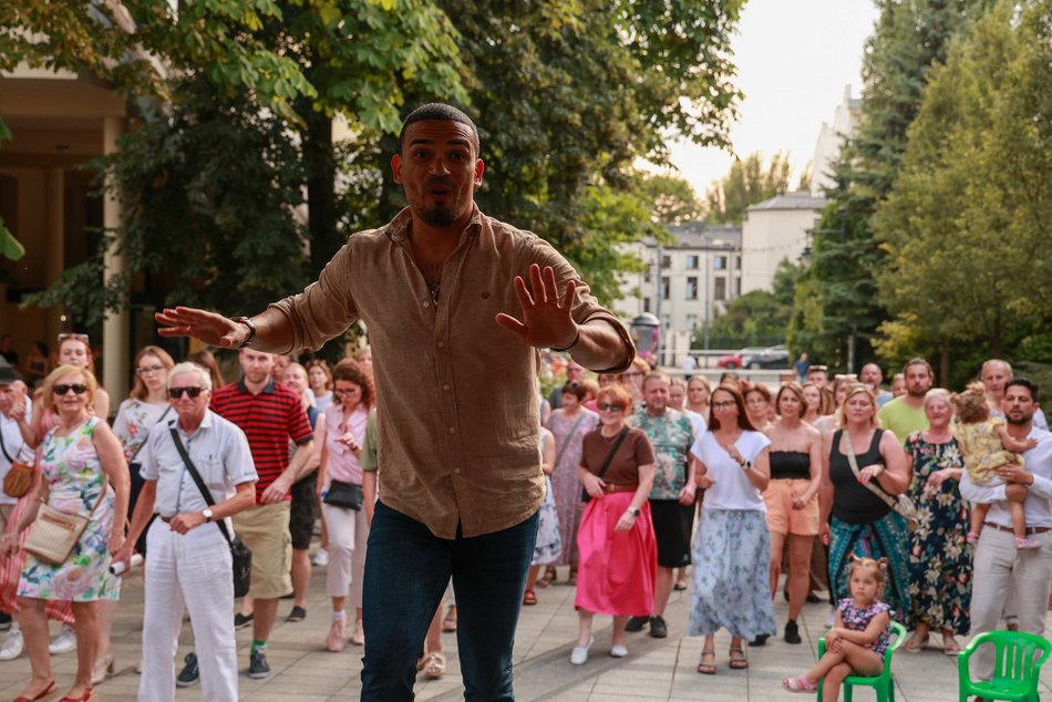 Łódź. Niedzielna potańcówka przy Piotrkowskiej. Łodzianie potrafią się bawić!