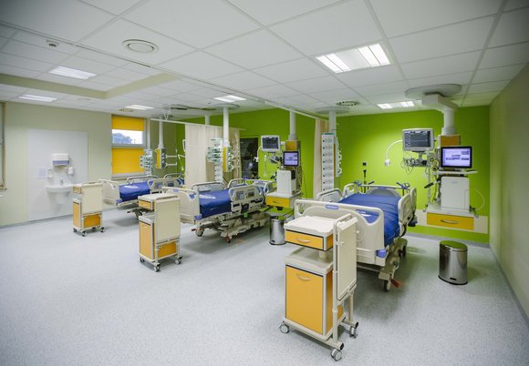 Łódź. Sala szpitalna z nowoczesnym sprzętem