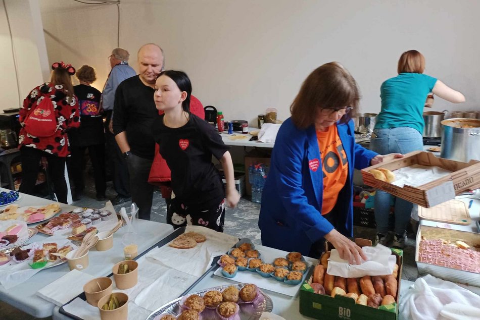 Łódź. OFF Piotrkowska w Łodzi gra z WOŚP! Największa puszka, „Grzanie za Granie!”, licytacje i więcej