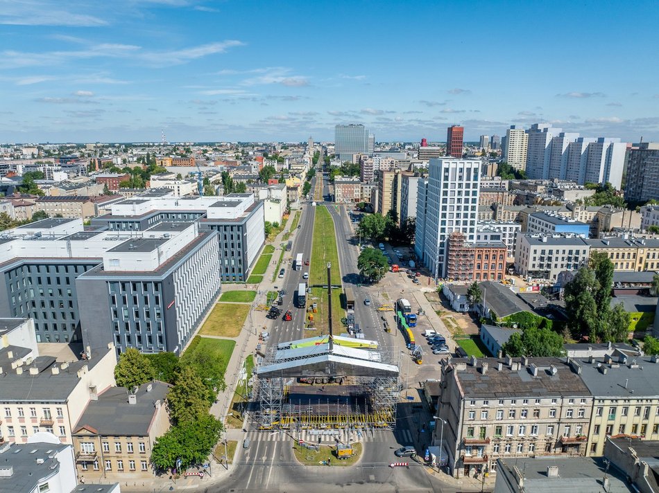 Budowa mBank sceny głównej na Łódź Summer Festival 2024