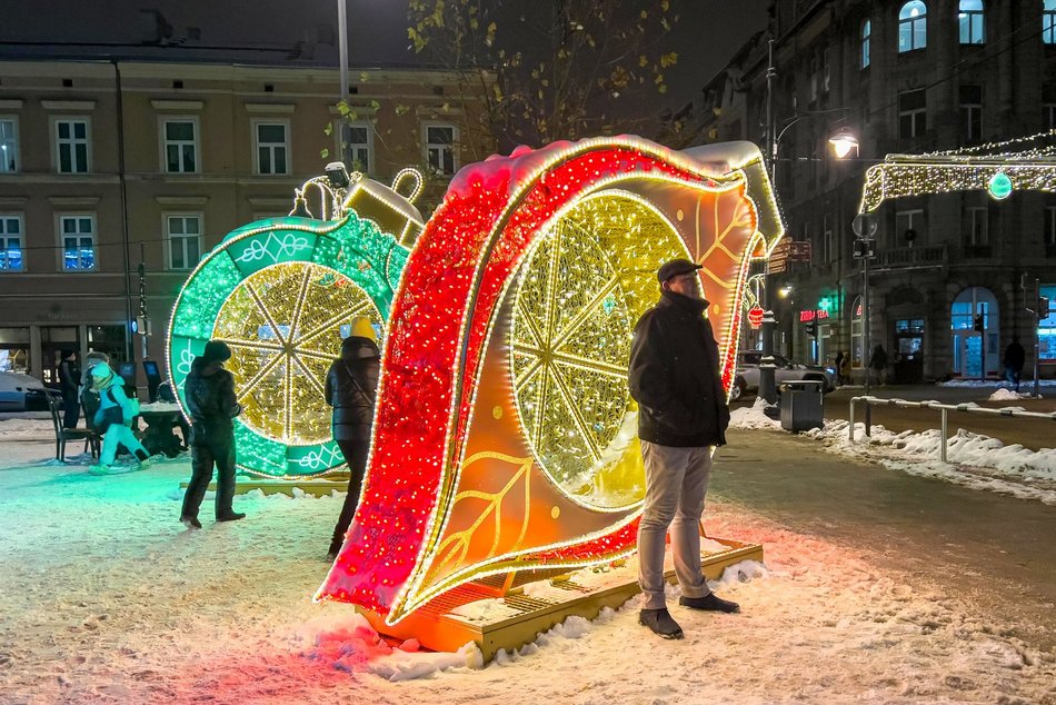 Bożonarodzeniowa Piotrkowska w śnieżnej odsłonie