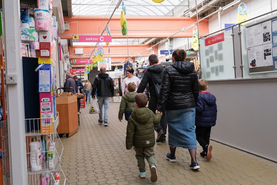 Łódź. Przedświąteczne zakupy na Rynku Bałuckim