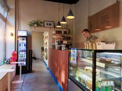 Kiosk przy Sienkiewicza w Łodzi otrzymał drugie życie! Nowa kawiarnia i sklep z dobrym designem