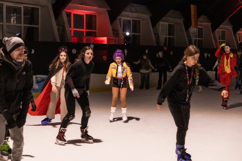 Łódź. Halloween na lodowisku Bombonierka w Łodzi. Królestwo duchów i zjaw na lodzie