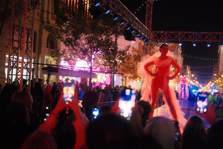 Pokaz mody święcący w ciemności. Fluorescencyjne stroje na Light Move Festival 2025 Łódź