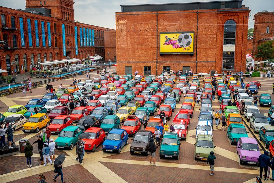 Łódź. Parada maluchów w Manufakturze! Kultowe fiaty 126p ciągle w modzie