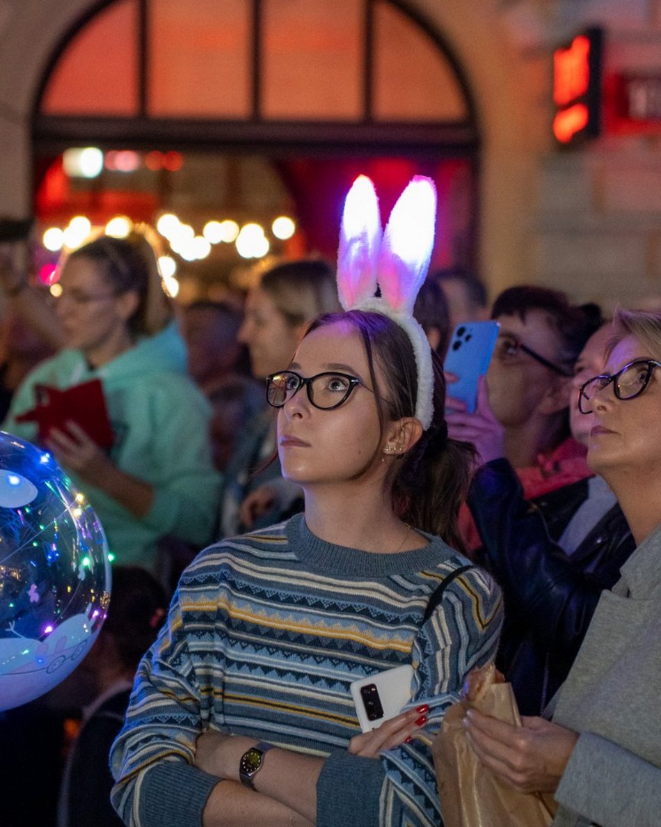ludzie na festiwalu światła w Łodzi