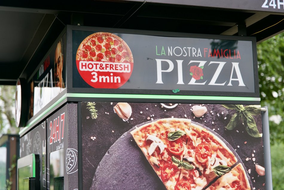 Pierwszy automat z pizzą w Łodzi stanął na Retkini