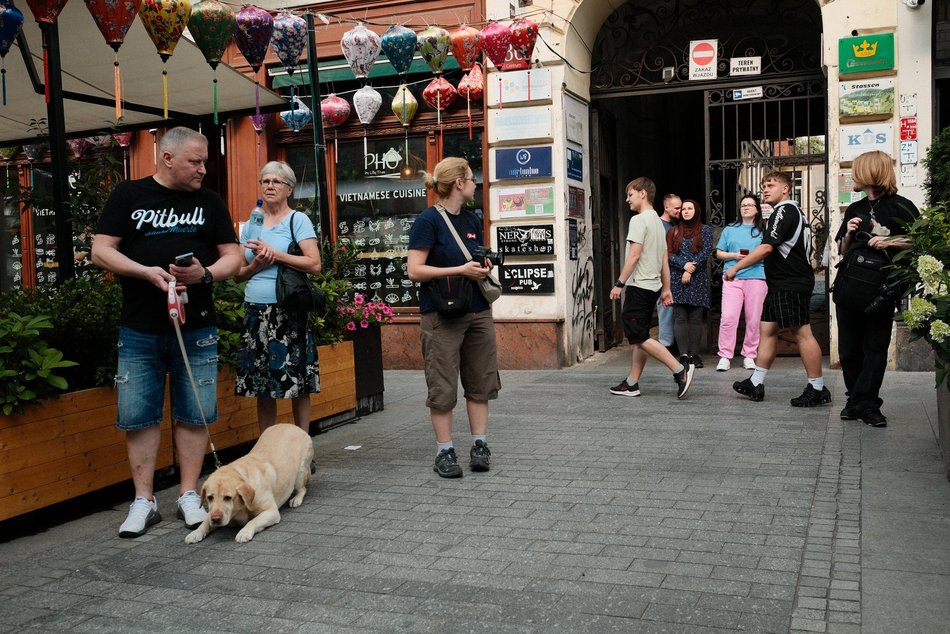 Łódź. Granie na balkonie przy Piotrkowskiej