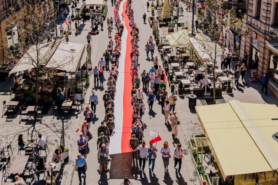 Łódź. Dzień Flagi w Łodzi. Biało-czerwony korowód przeszedł Piotrkowską
