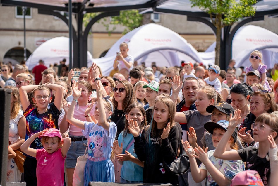 Łódź. Miejski Dzień Dziecka 2025 w Łodzi. Majka Jeżowska, dmuchańce i pokazy [ZDJĘCIA]