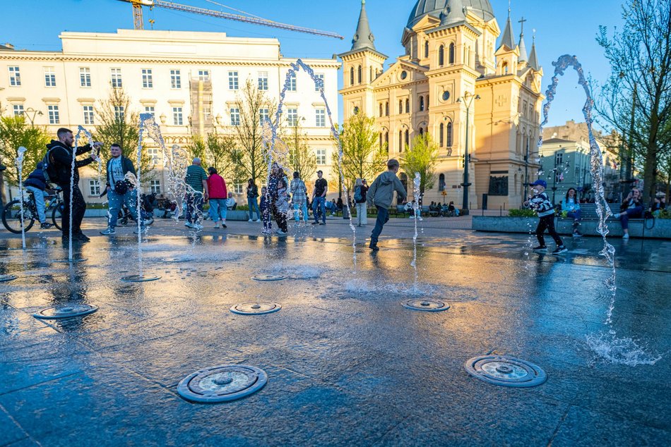 Łódź. Plac Wolności w Łodzi tętni życiem. To jedno z najpopularniejszych miejsc spotkań!