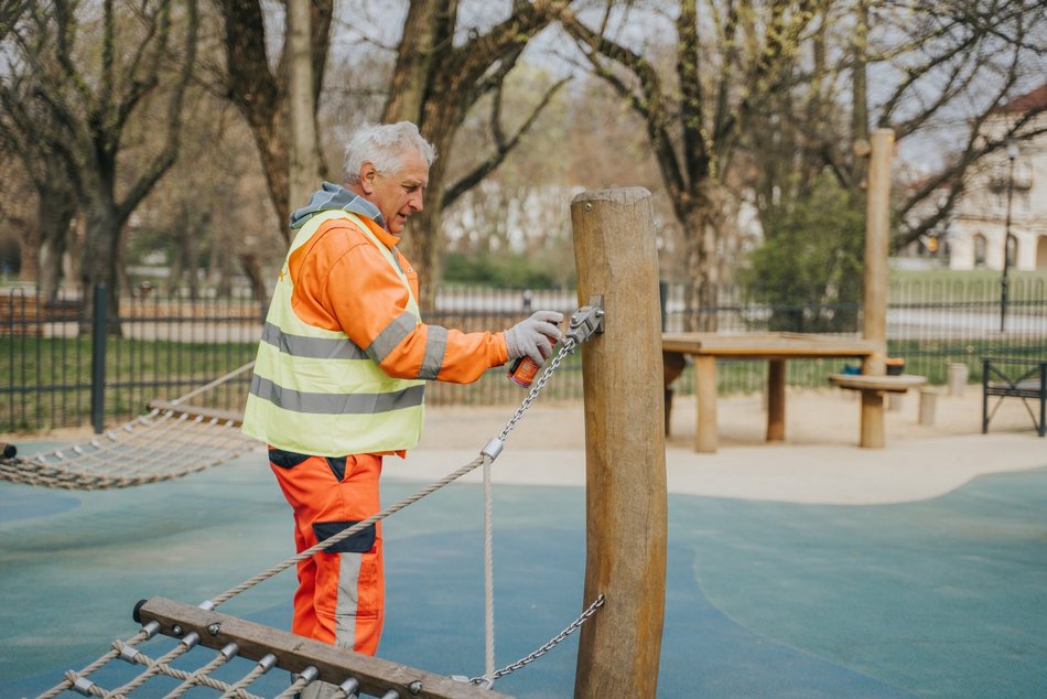 Łódź. Przeglądy placów zabaw w Łodzi. Atrakcje w Parku Staromiejskim są gotowe na wiosnę