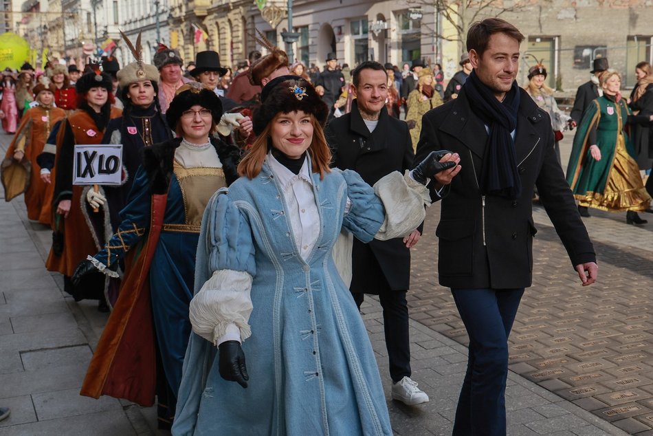 Łódź. Polonez dla Łodzi. Tłumy maturzystów zatańczyły na Piotrkowskiej. Razem z nimi łodzianie!