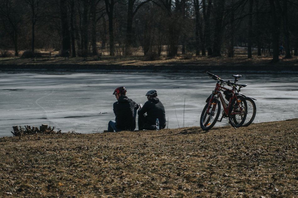 Łódź. Dobra pogoda w Łodzi sprzyja spacerowaniu! Tłumy w Parku na Zdrowiu w Łodzi
