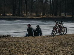 Łódź. Dobra pogoda w Łodzi sprzyja spacerowaniu! Tłumy w Parku na Zdrowiu w Łodzi
