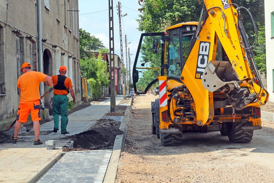 Łódź. Remonty dróg na Chojnach w Łodzi. Postępy prac na Tuszyńskiej, Dachowej i Trębackiej
