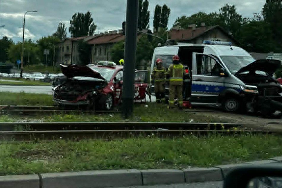 Wypadek taksówki z radiowozem na Włókniarzy. Zatrzymanie tramwajów MPK Łódź