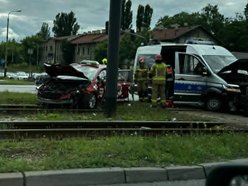 Wypadek taksówki z radiowozem na Włókniarzy. Zatrzymanie tramwajów MPK Łódź