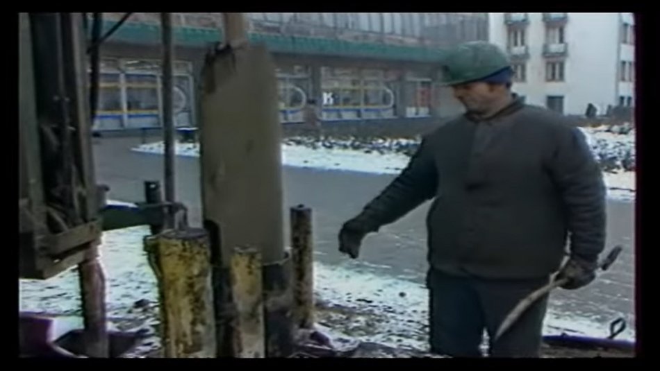 Archiwalne nagranie TVP dokumentuje próbne odwierty geologiczne przy ul. Narutowicza (przed budynkiem „Kaskady”), na trasie planowanego w Łodzi metra