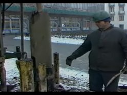 Archiwalne nagranie TVP dokumentuje próbne odwierty geologiczne przy ul. Narutowicza (przed budynkiem „Kaskady”), na trasie planowanego w Łodzi metra