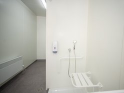 Mobilna łaźnia dla osób w kryzysie bezdomności przy al. Piłsudskiego 119