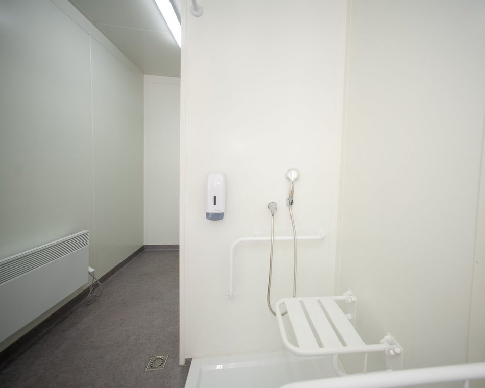 Mobilna łaźnia dla osób w kryzysie bezdomności przy al. Piłsudskiego 119