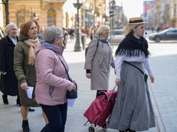 Spacerowicze na ul. Piotrkowskiej w Łodzi