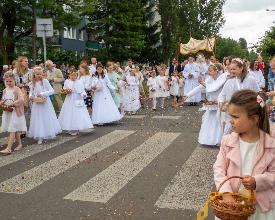 Łódź. Procesja Bożego Ciała na Widzewie w Łodzi. Wierni przeszli ulicami miasta