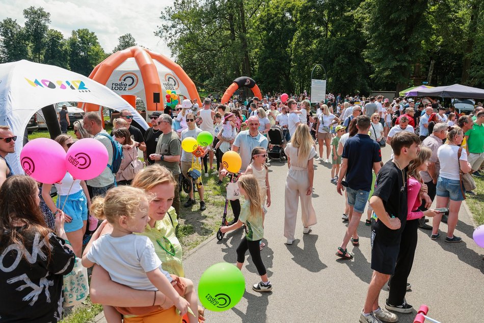 Łódź. Dzień Dziecka w parku na Młynku w Łodzi. Dmuchańce, alpaki i skutery wodne