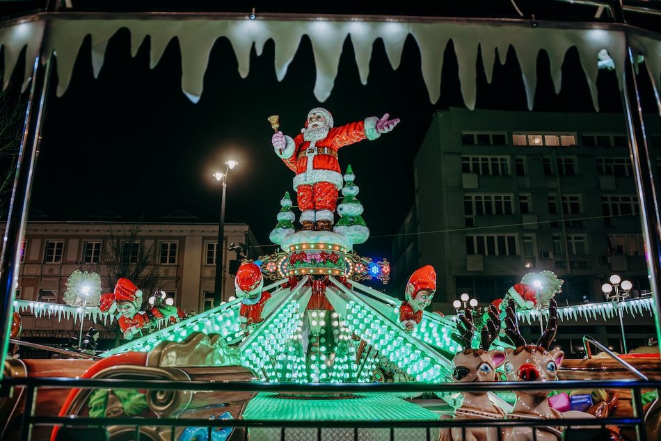Łódź. Jarmark Bożonarodzeniowy w Łodzi nocą